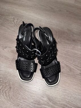 Donald Pliner Estee women's black leather sandals featuring a block heel